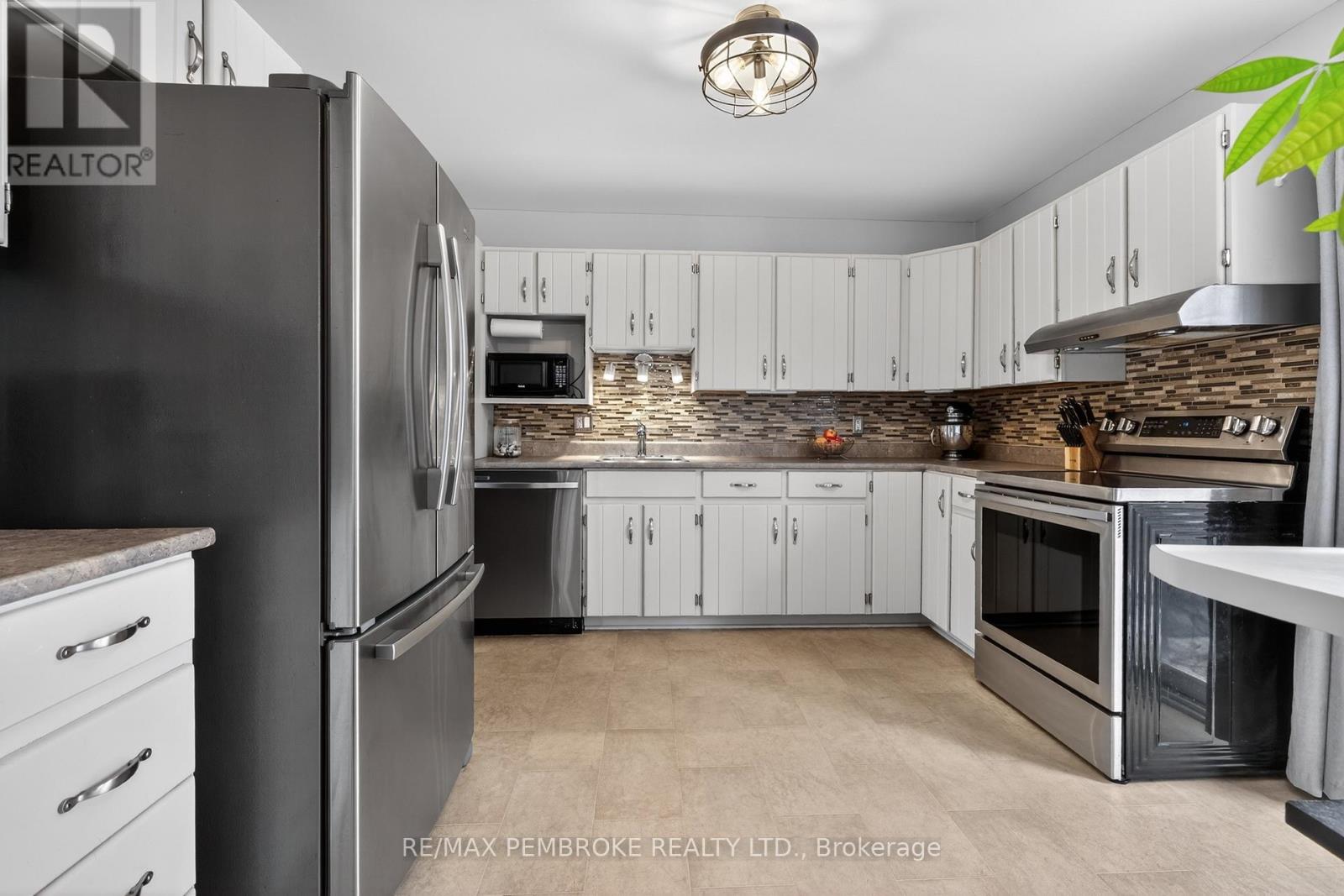 13 Point Crescent, Petawawa, Ontario  K8H 3G1 - Photo 17 - X13022884