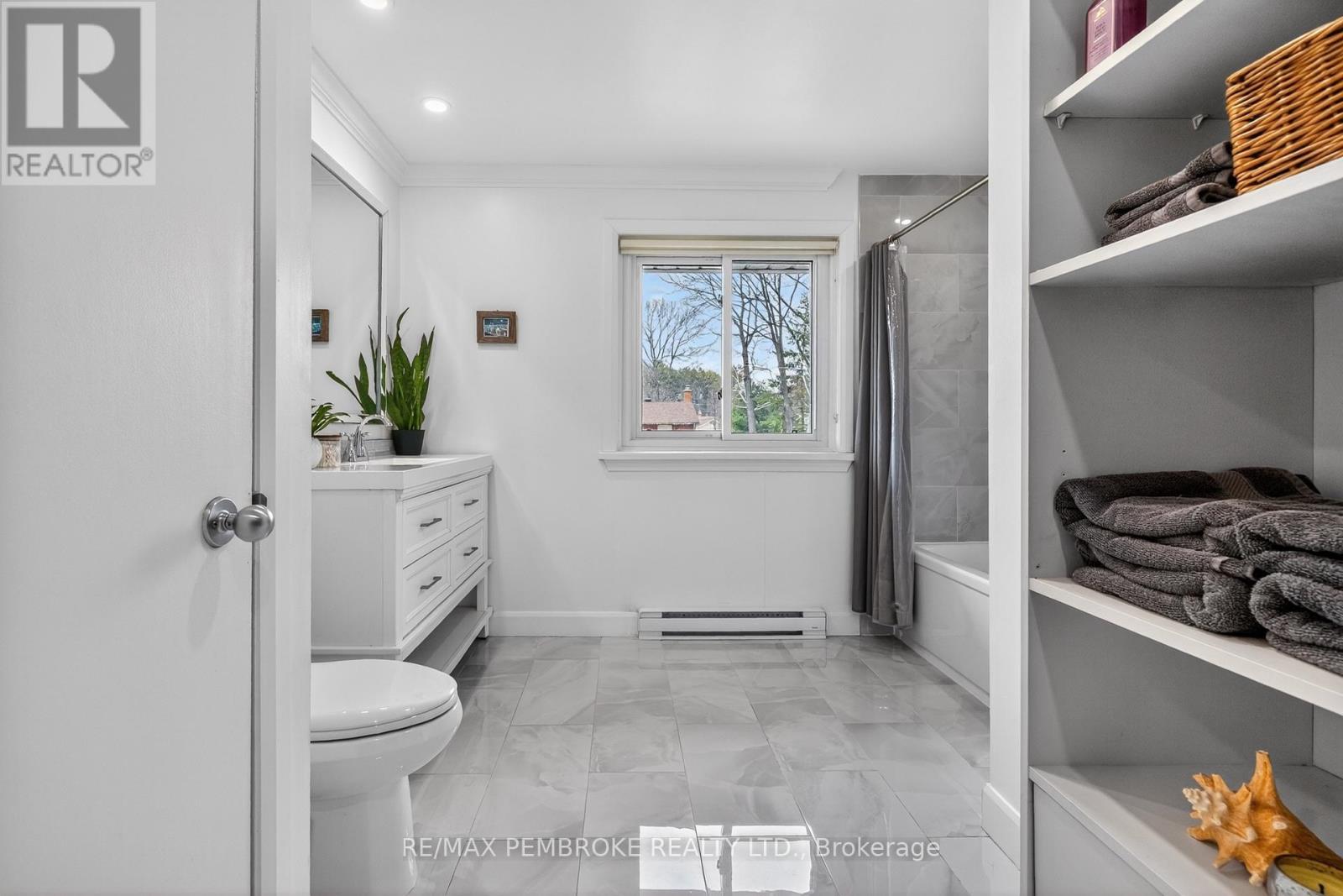 13 Point Crescent, Petawawa, Ontario  K8H 3G1 - Photo 21 - X13022884