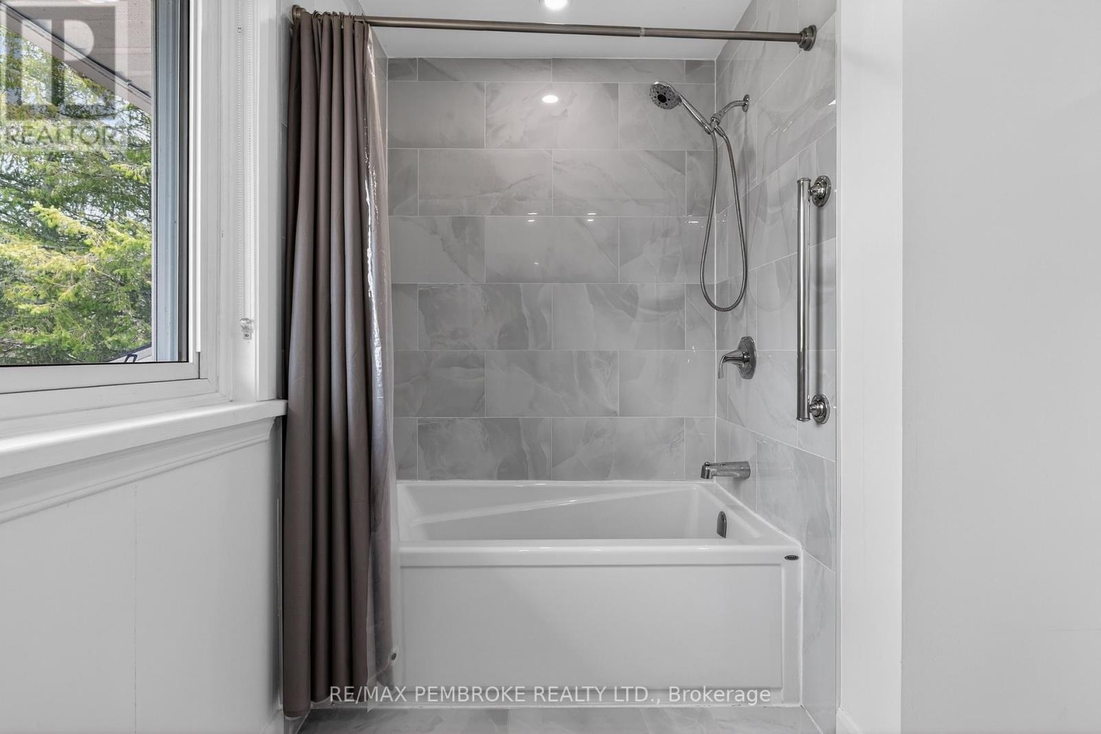 13 Point Crescent, Petawawa, Ontario  K8H 3G1 - Photo 25 - X13022884