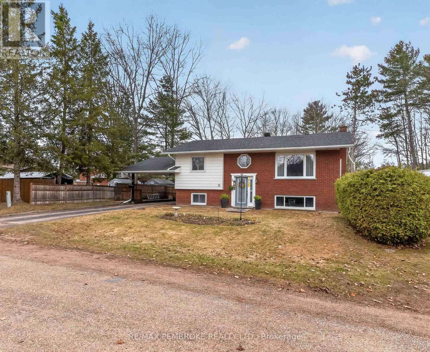 13 Point Crescent, Petawawa, Ontario  K8H 3G1 - Photo 4 - X13022884