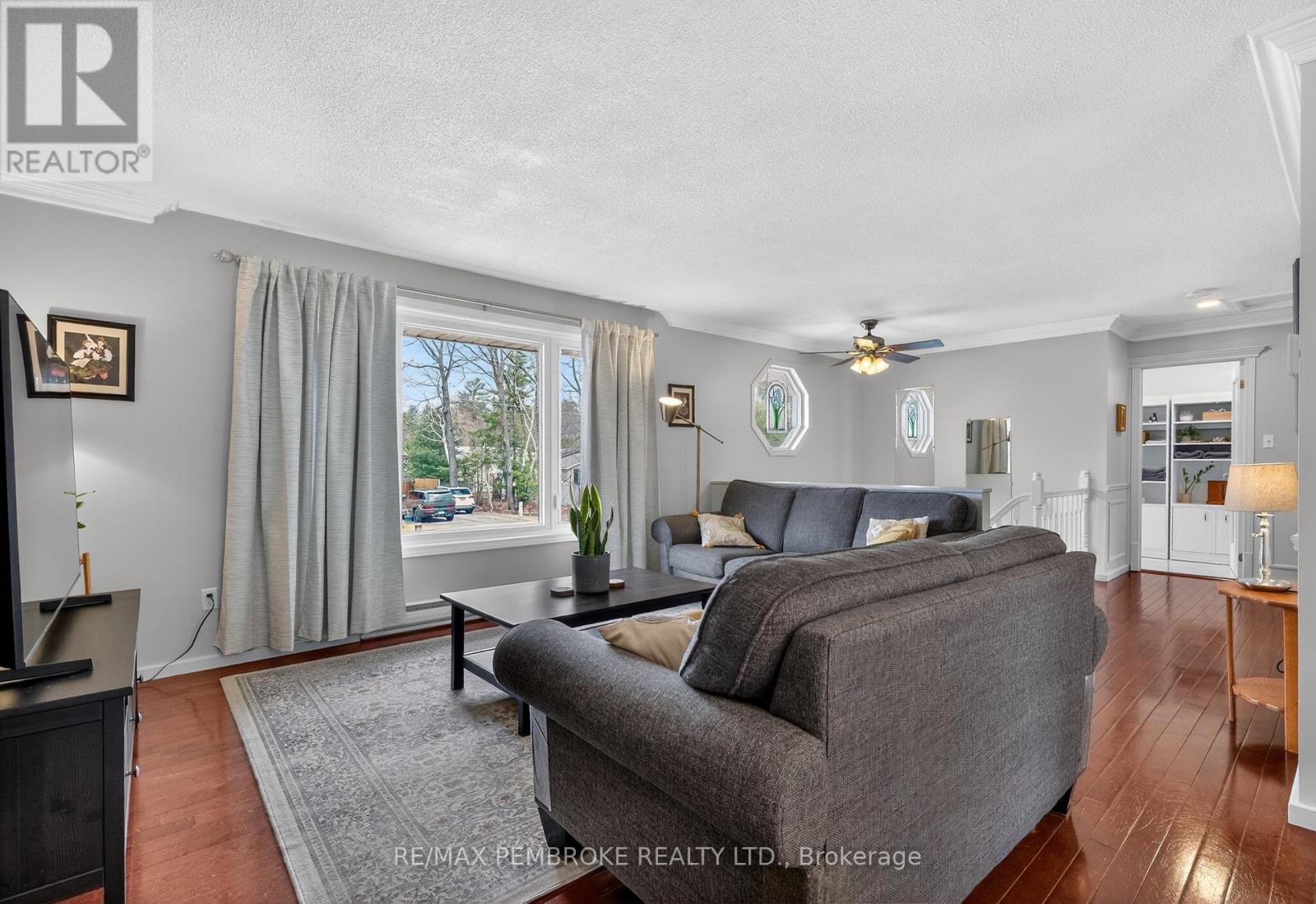 13 Point Crescent, Petawawa, Ontario  K8H 3G1 - Photo 8 - X13022884