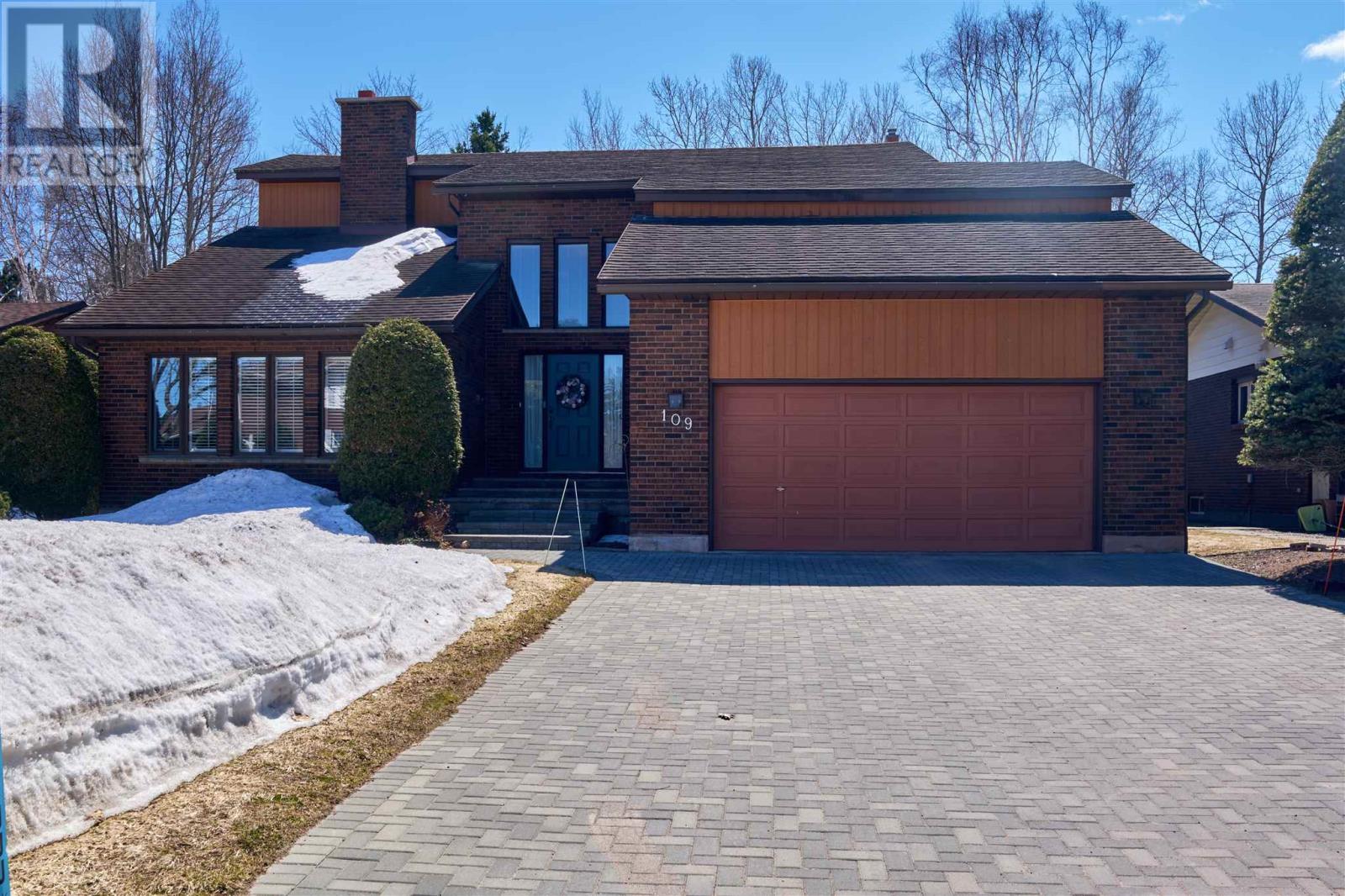 109 Greenview Lane, Sault Ste. Marie, Ontario  P6A 6L1 - Photo 1 - SM260594