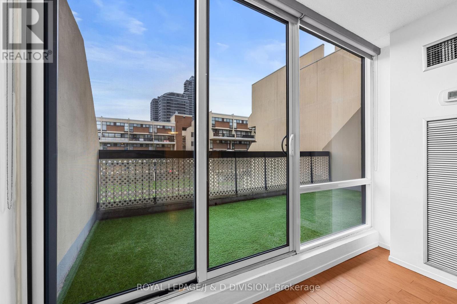 221b - 364 The East Mall, Toronto, Ontario  M9B 6C5 - Photo 4 - W13022946