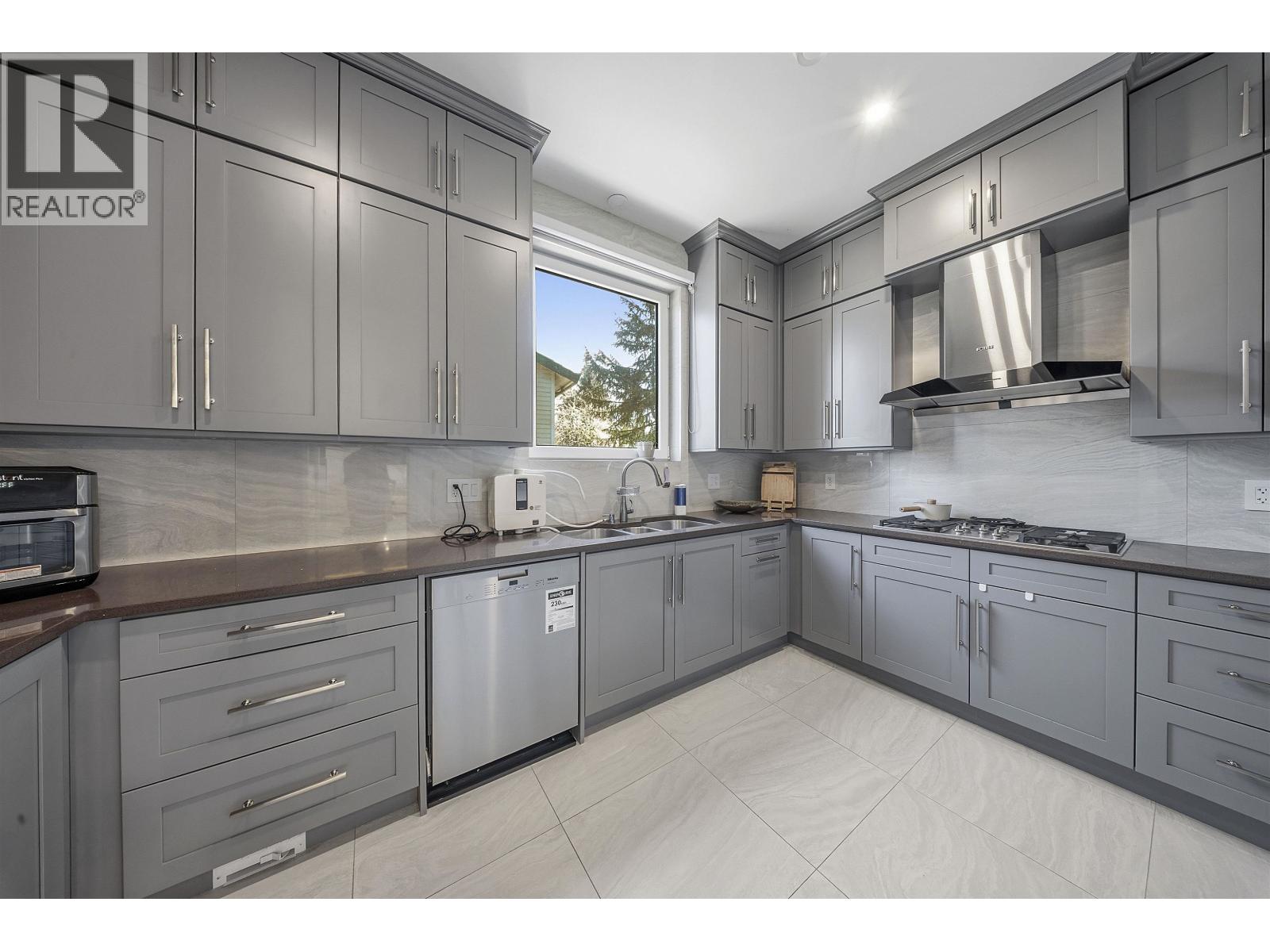 7415 Lambeth Drive, Burnaby, British Columbia  V5E 4B4 - Photo 9 - R3113437