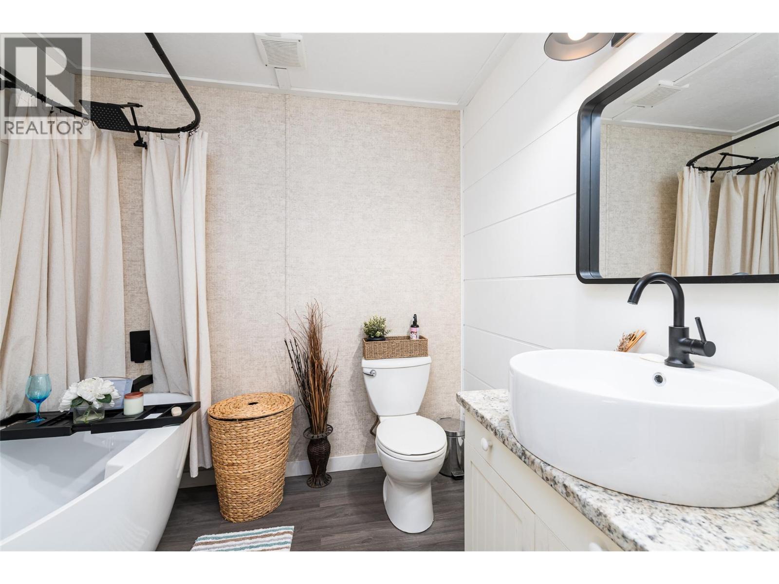 9005 3 & 95 Highway, Yahk, British Columbia  V0B 2P0 - Photo 13 - 10379140