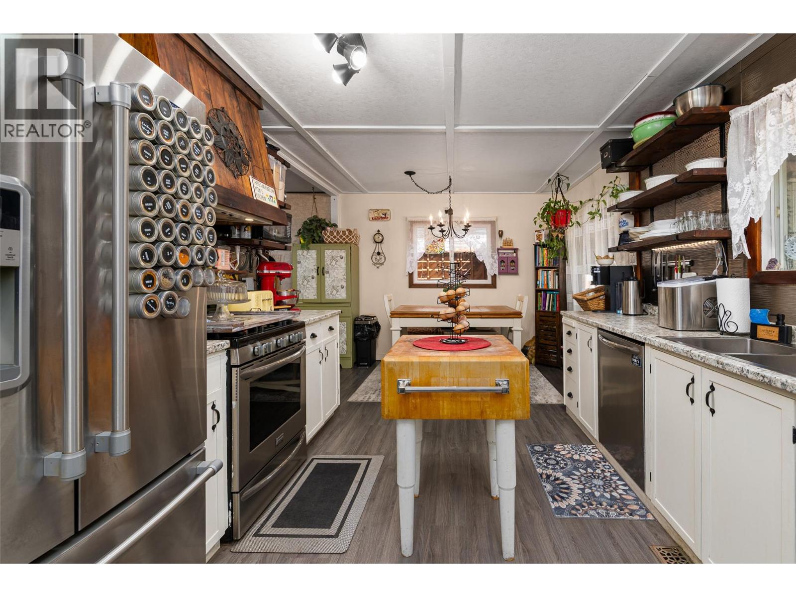 9005 3 & 95 Highway, Yahk, British Columbia  V0B 2P0 - Photo 11 - 10379140