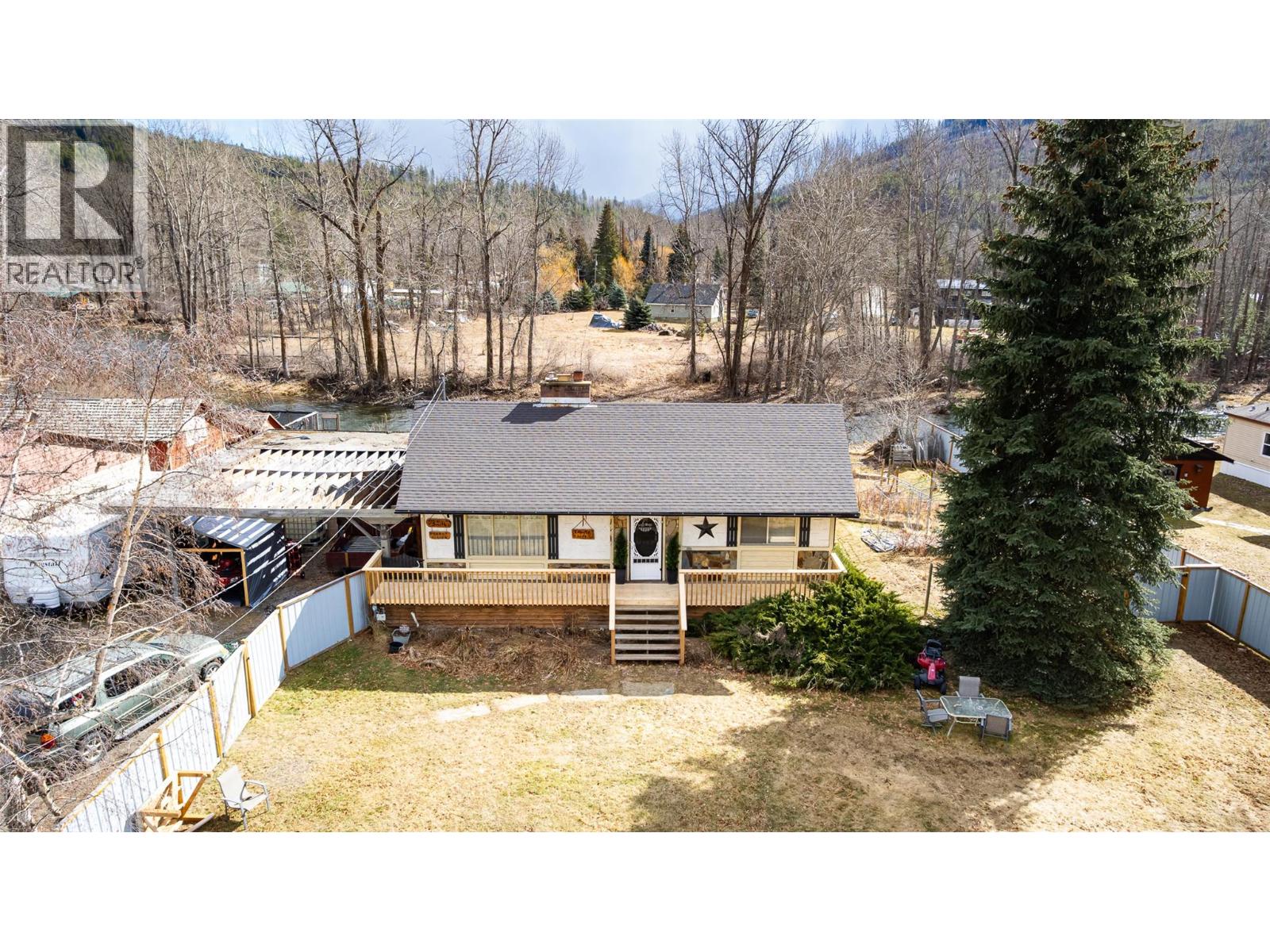 9005 3 & 95 Highway, Yahk, British Columbia  V0B 2P0 - Photo 27 - 10379140