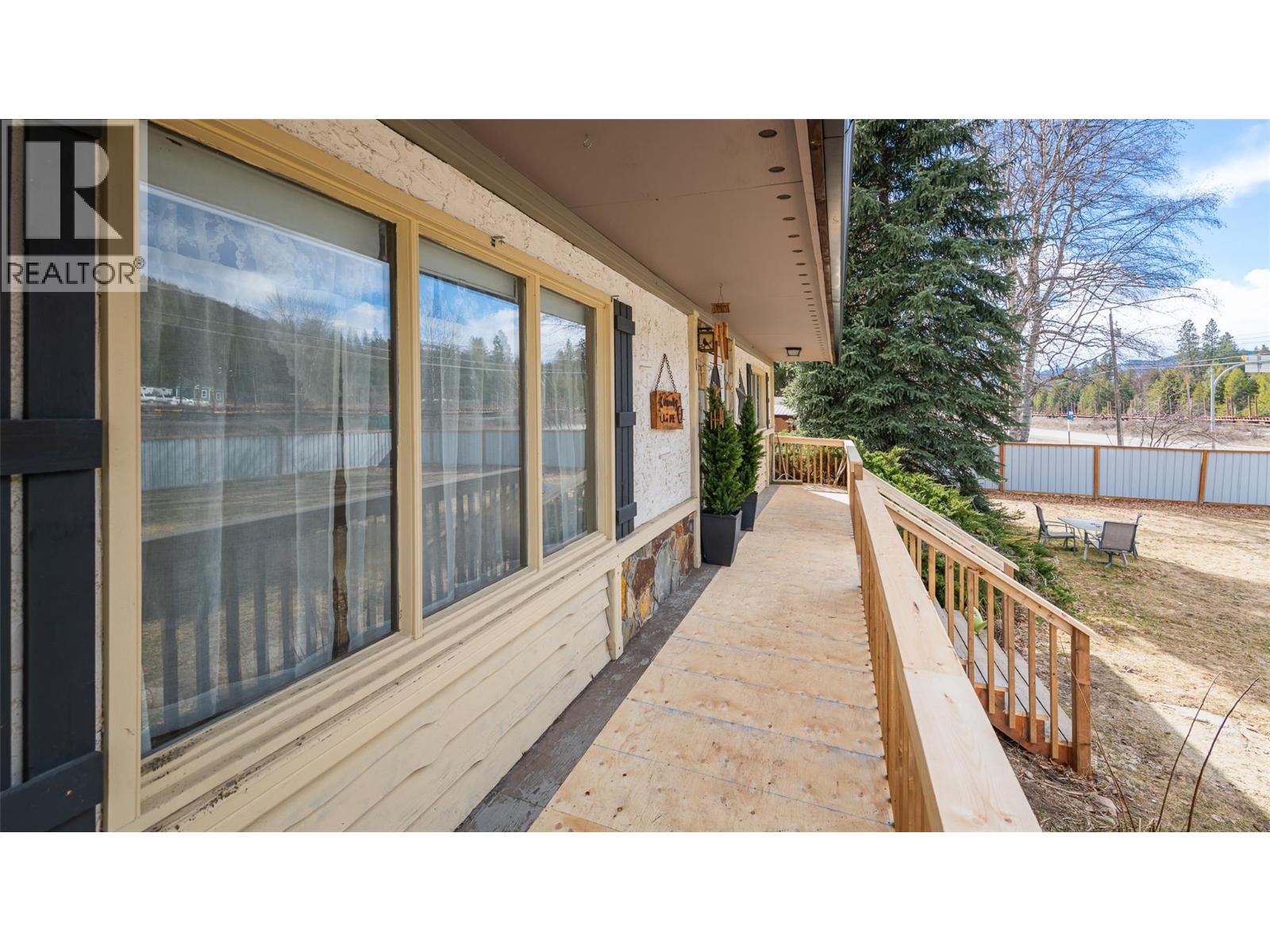 9005 3 & 95 Highway, Yahk, British Columbia  V0B 2P0 - Photo 29 - 10379140