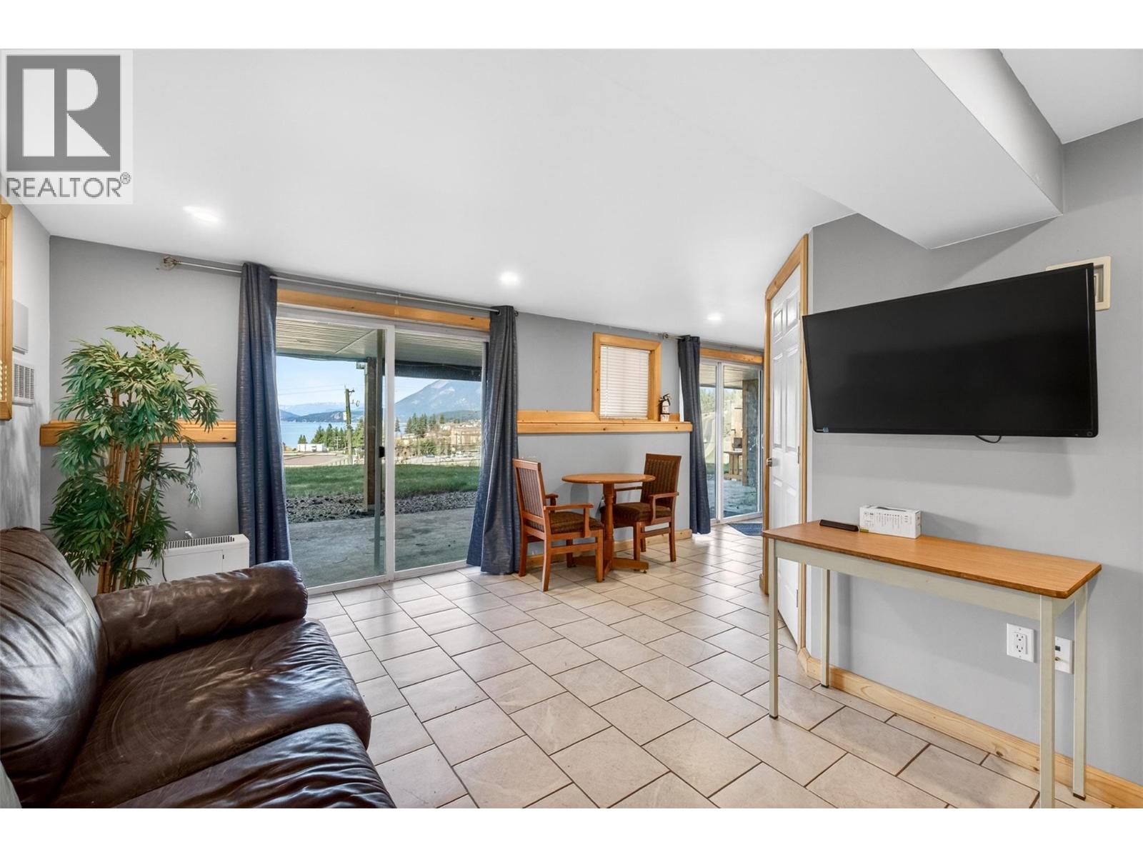 1360 Trans Canada Highway Ne, Salmon Arm, British Columbia  V1E 2S6 - Photo 54 - 10383375