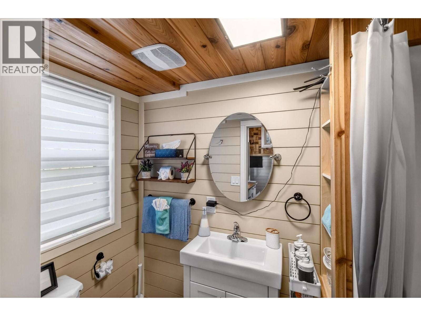 1360 Trans Canada Highway Ne, Salmon Arm, British Columbia  V1E 2S6 - Photo 64 - 10383375