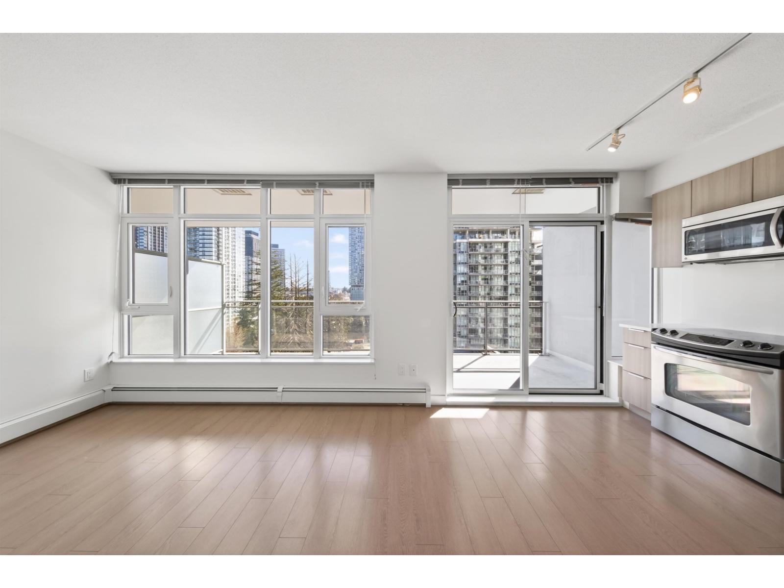 810 13308 Central Avenue, Surrey, British Columbia  V3T 0M4 - Photo 3 - R3113291