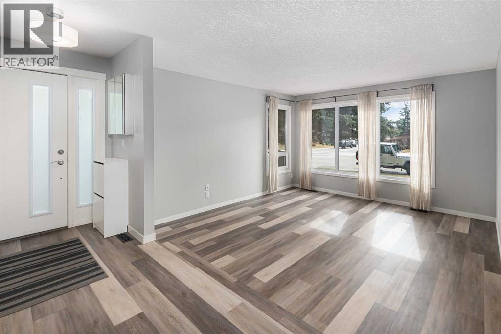 51 Woodmont Road SW, Calgary, Alberta  T2W 4L6 - Photo 3 - A2302026