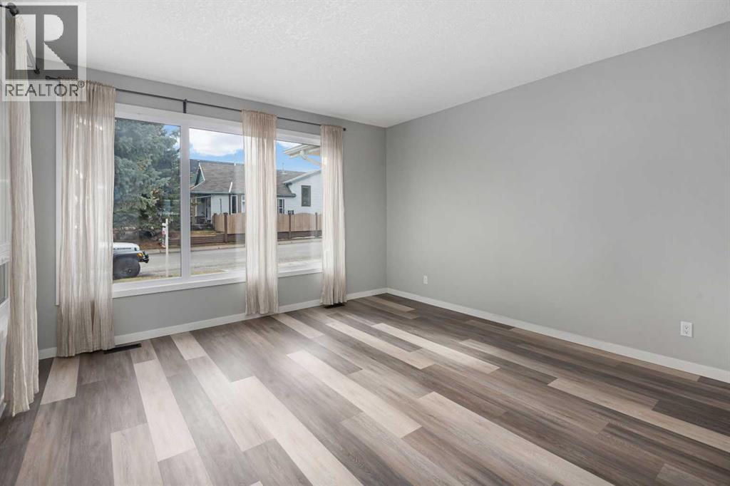 51 Woodmont Road SW, Calgary, Alberta  T2W 4L6 - Photo 5 - A2302026