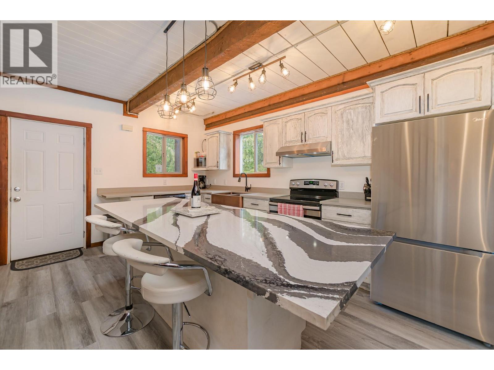 8323 Trans Canada Highway, Revelstoke, British Columbia  V0E 2S0 - Photo 9 - 10372765