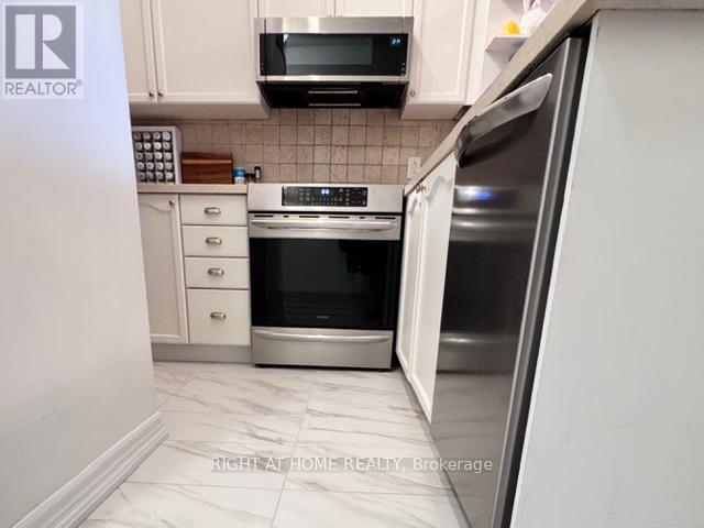 38 Fontenay Court, Toronto, Ontario  M9A 5H5 - Photo 5 - W12901912