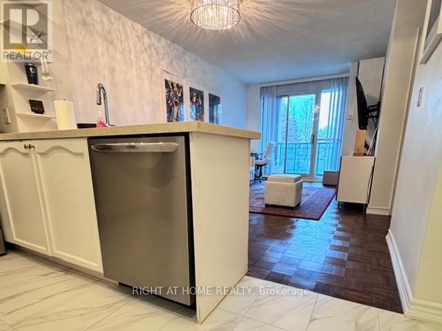 38 Fontenay Court, Toronto, Ontario  M9A 5H5 - Photo 4 - W12901912