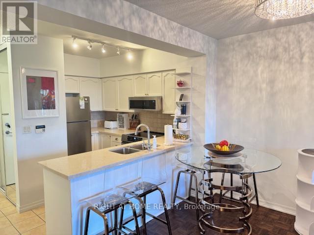 38 Fontenay Court, Toronto, Ontario  M9A 5H5 - Photo 6 - W12901912