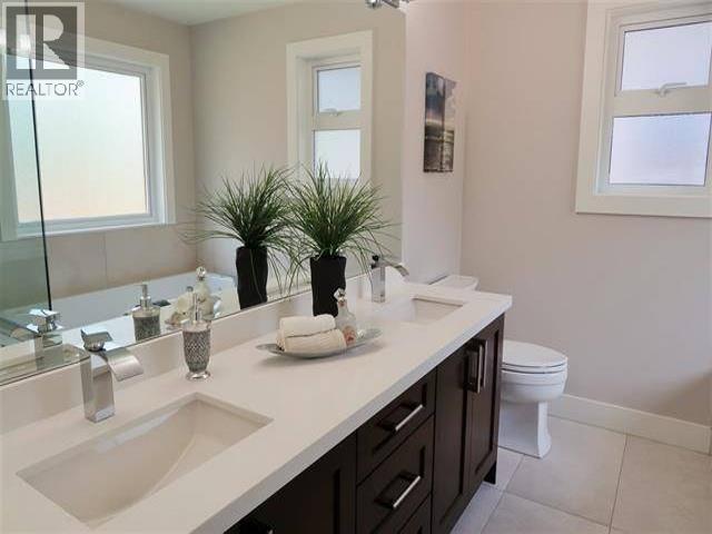 960 Montroyal, North Vancouver, British Columbia  V7R 2H1 - Photo 11 - R3113868