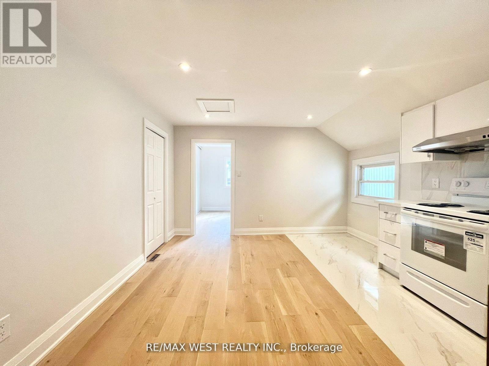 2nd Flr - 4 Sutherland Avenue, Toronto, Ontario  M4C 1R8 - Photo 4 - E13023084