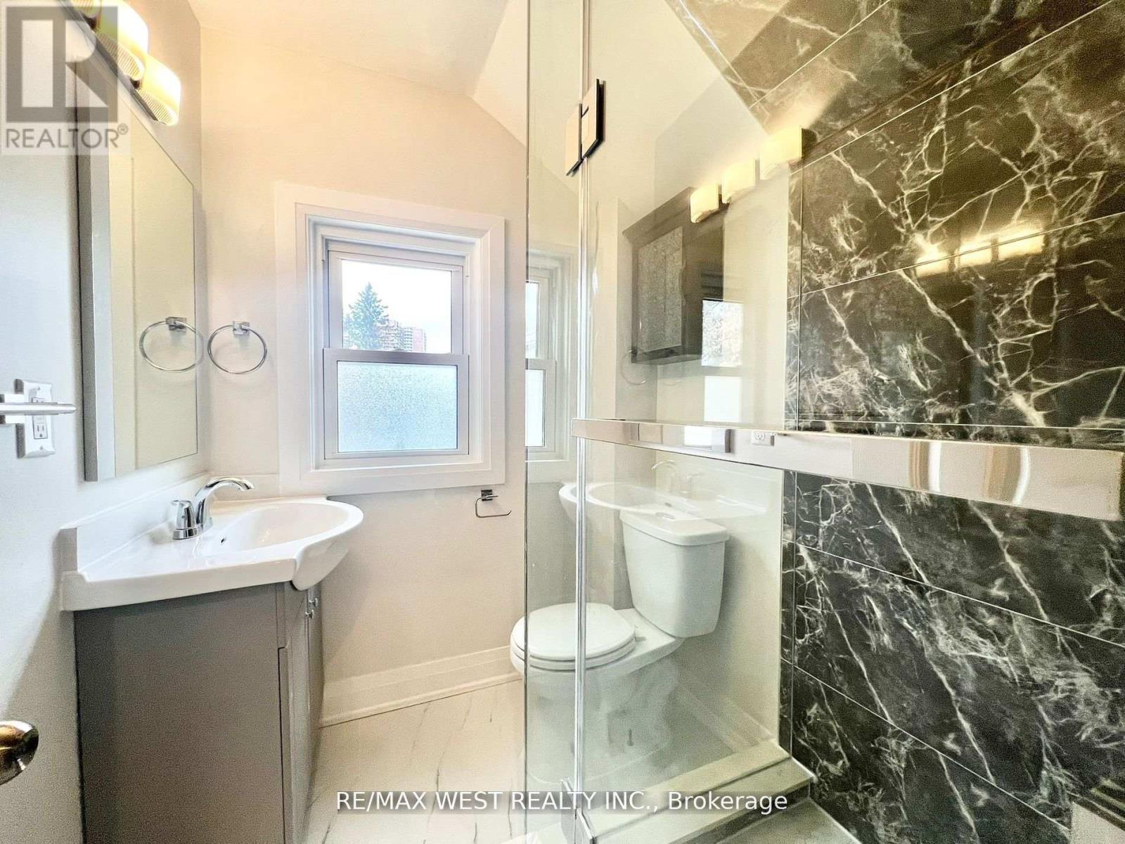 2nd Flr - 4 Sutherland Avenue, Toronto, Ontario  M4C 1R8 - Photo 8 - E13023084