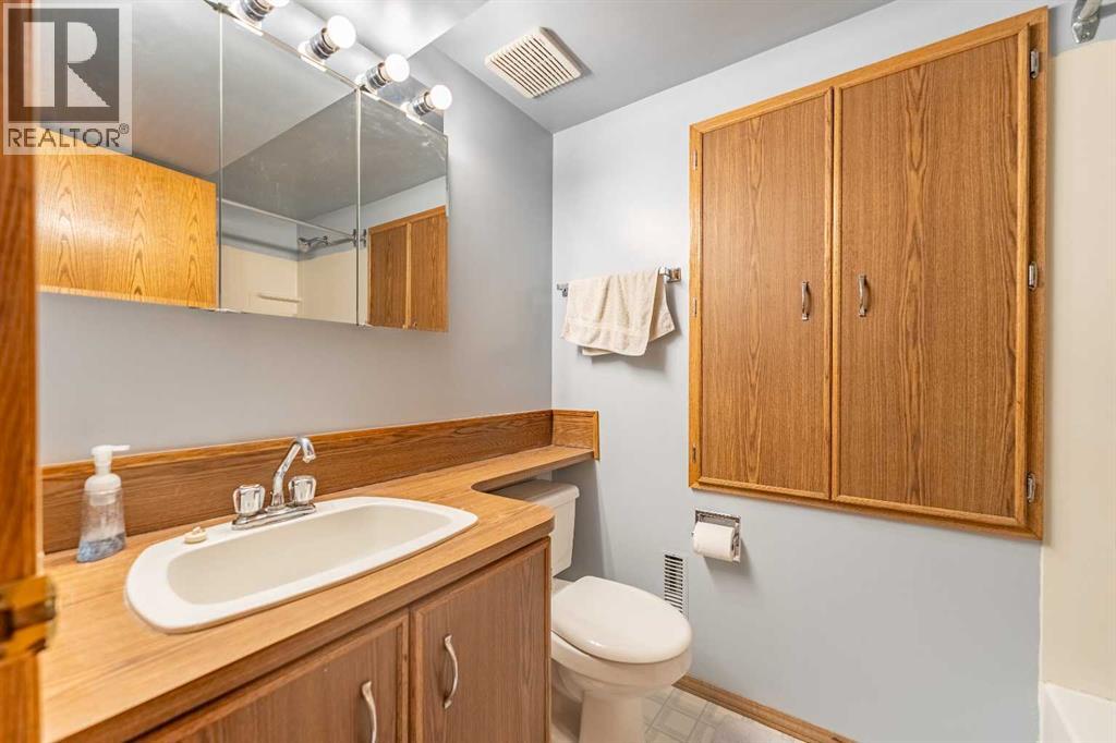 23 Mountain Place, Okotoks, Alberta  T1S 1G7 - Photo 27 - A2303186