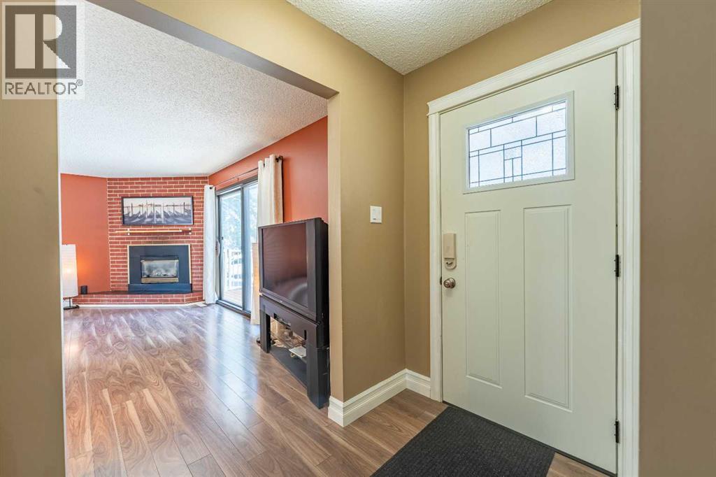 23 Mountain Place, Okotoks, Alberta  T1S 1G7 - Photo 4 - A2303186