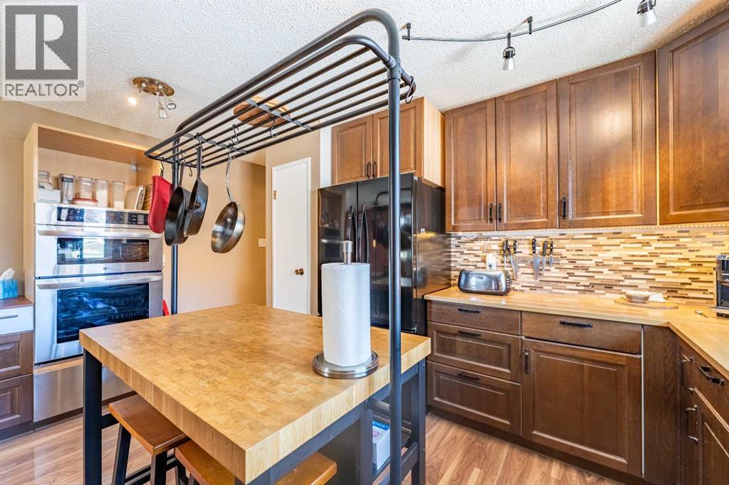 23 Mountain Place, Okotoks, Alberta  T1S 1G7 - Photo 11 - A2303186