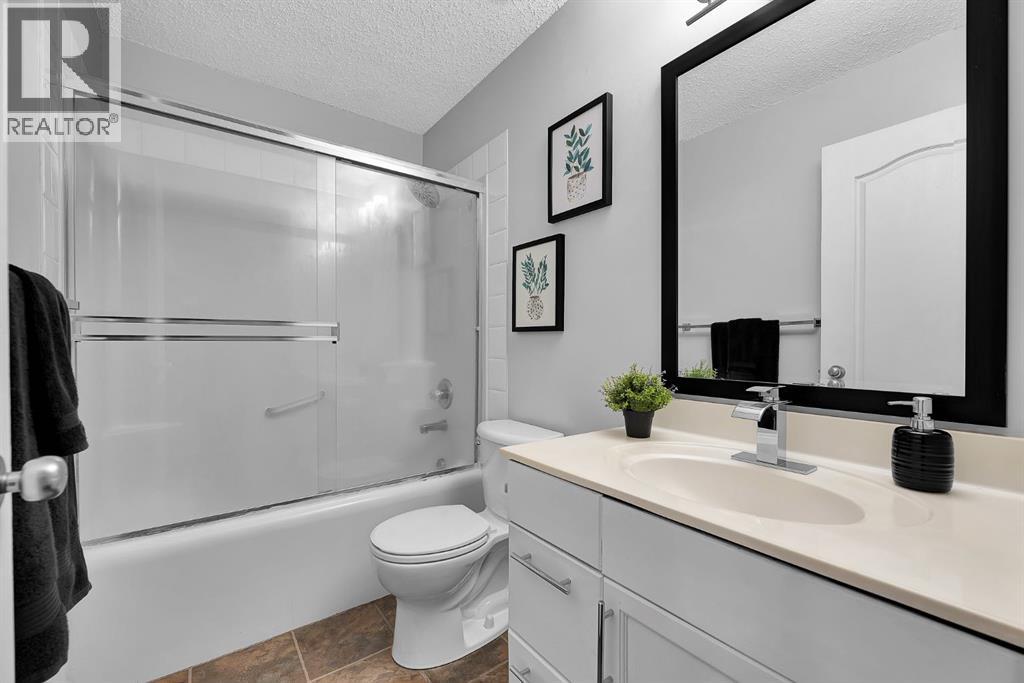 132 West Creek Drive, Chestermere, Alberta  T1X 1K6 - Photo 18 - A2301036