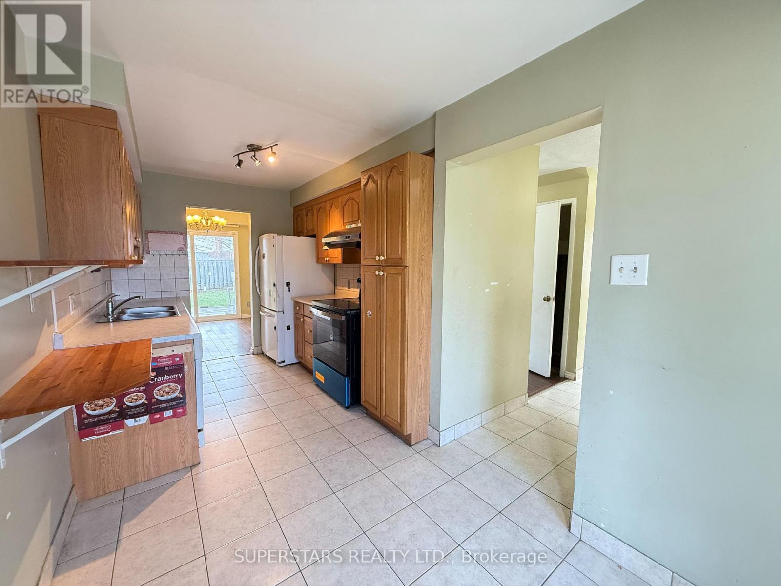 24 Oakhaven Drive, Toronto, Ontario  M1V 1X9 - Photo 3 - E13023192