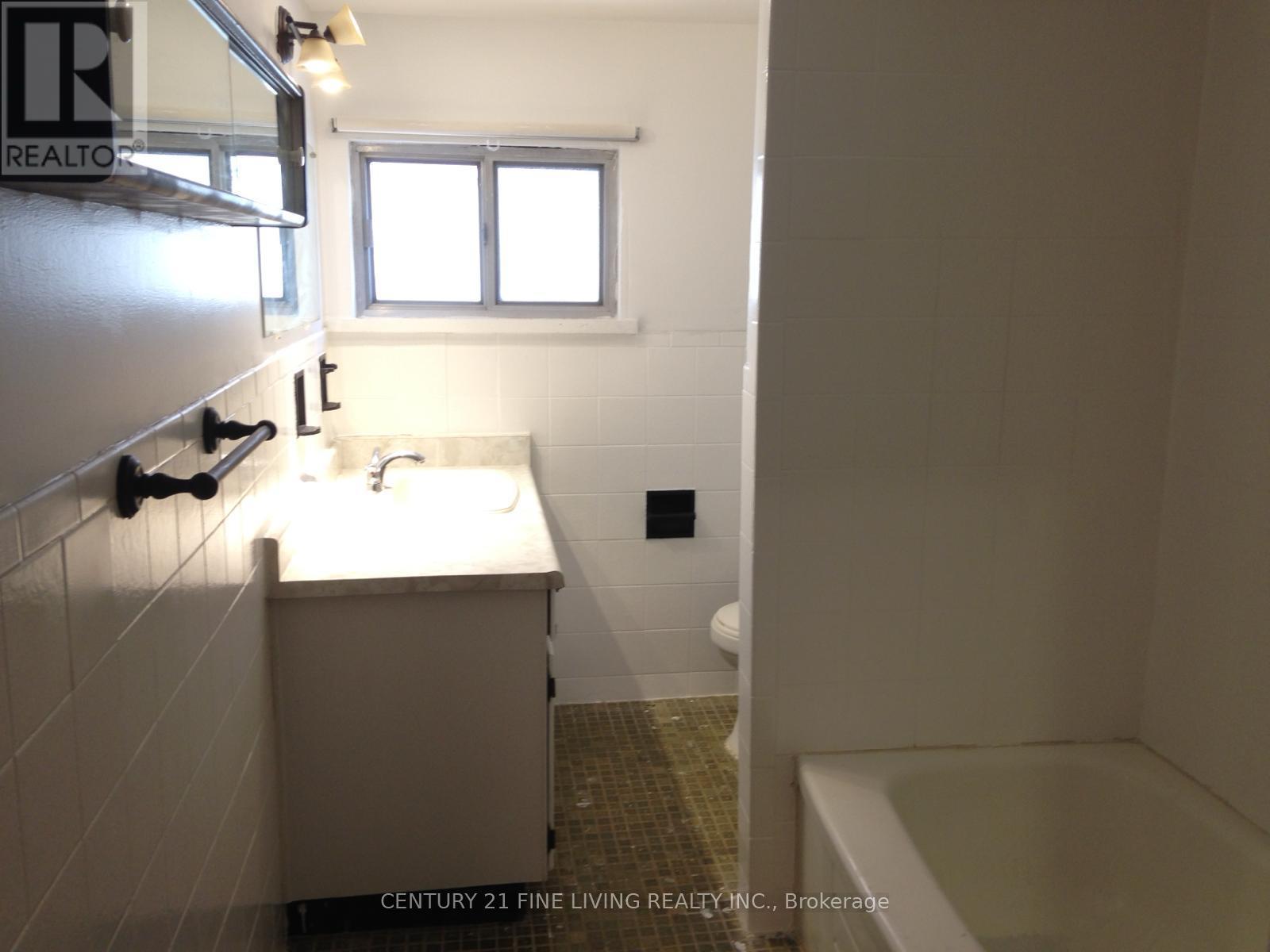 Lower - 400 Nairn Avenue, Toronto, Ontario  M6E 4J3 - Photo 9 - W13023158