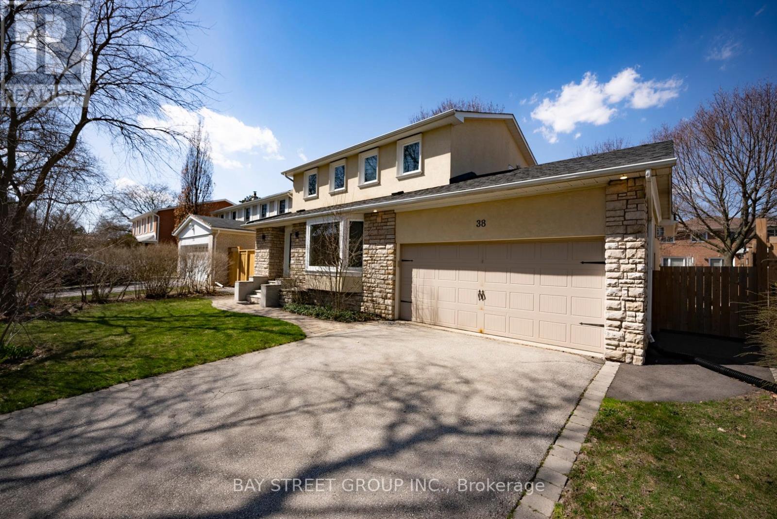 38 Foursome Crescent, Toronto, Ontario  M2P 1W3 - Photo 2 - C13023228