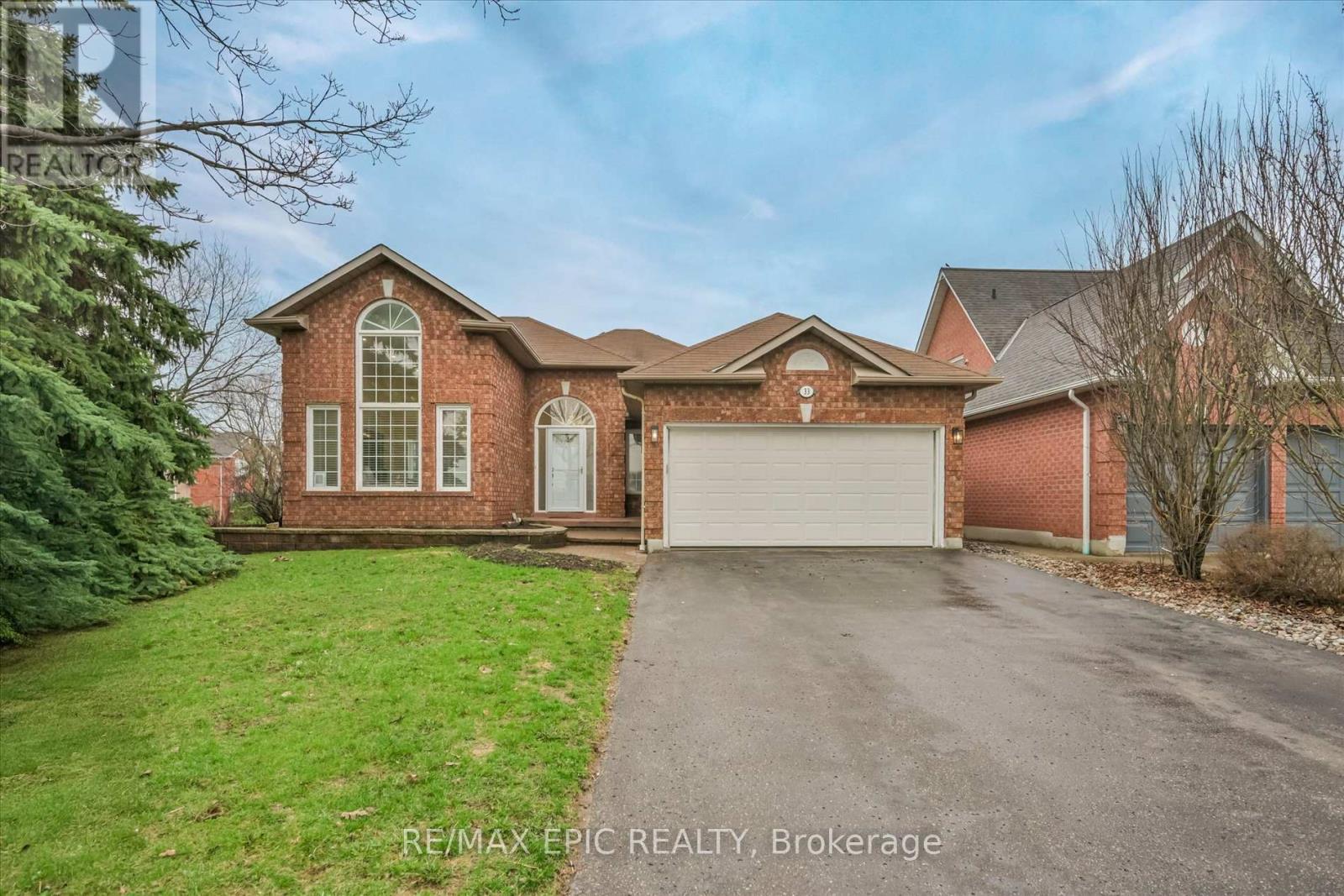 33 EMMETT PLACE, Whitby, Ontario