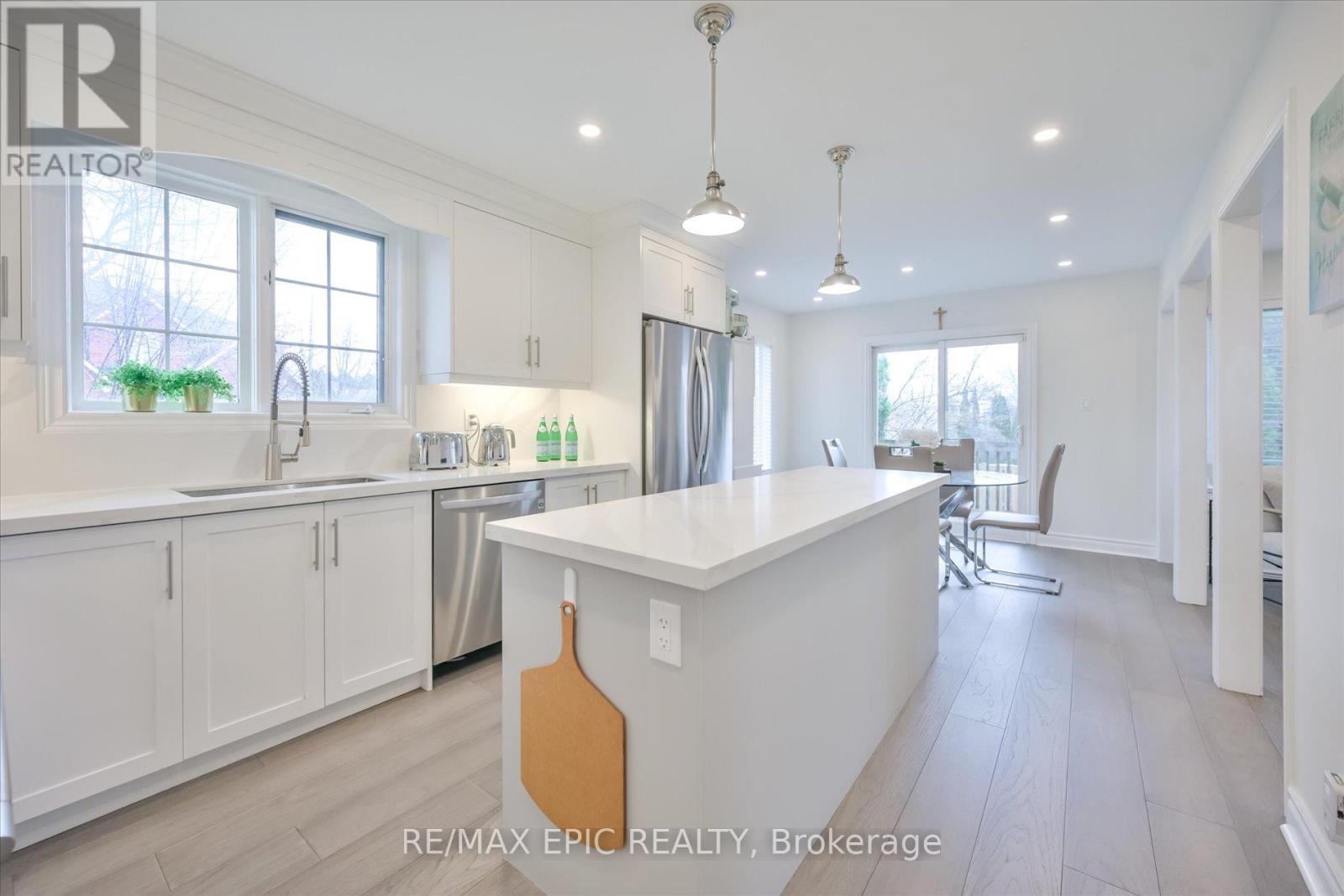 33 Emmett Place, Whitby, Ontario  L1R 2B4 - Photo 11 - E13023274