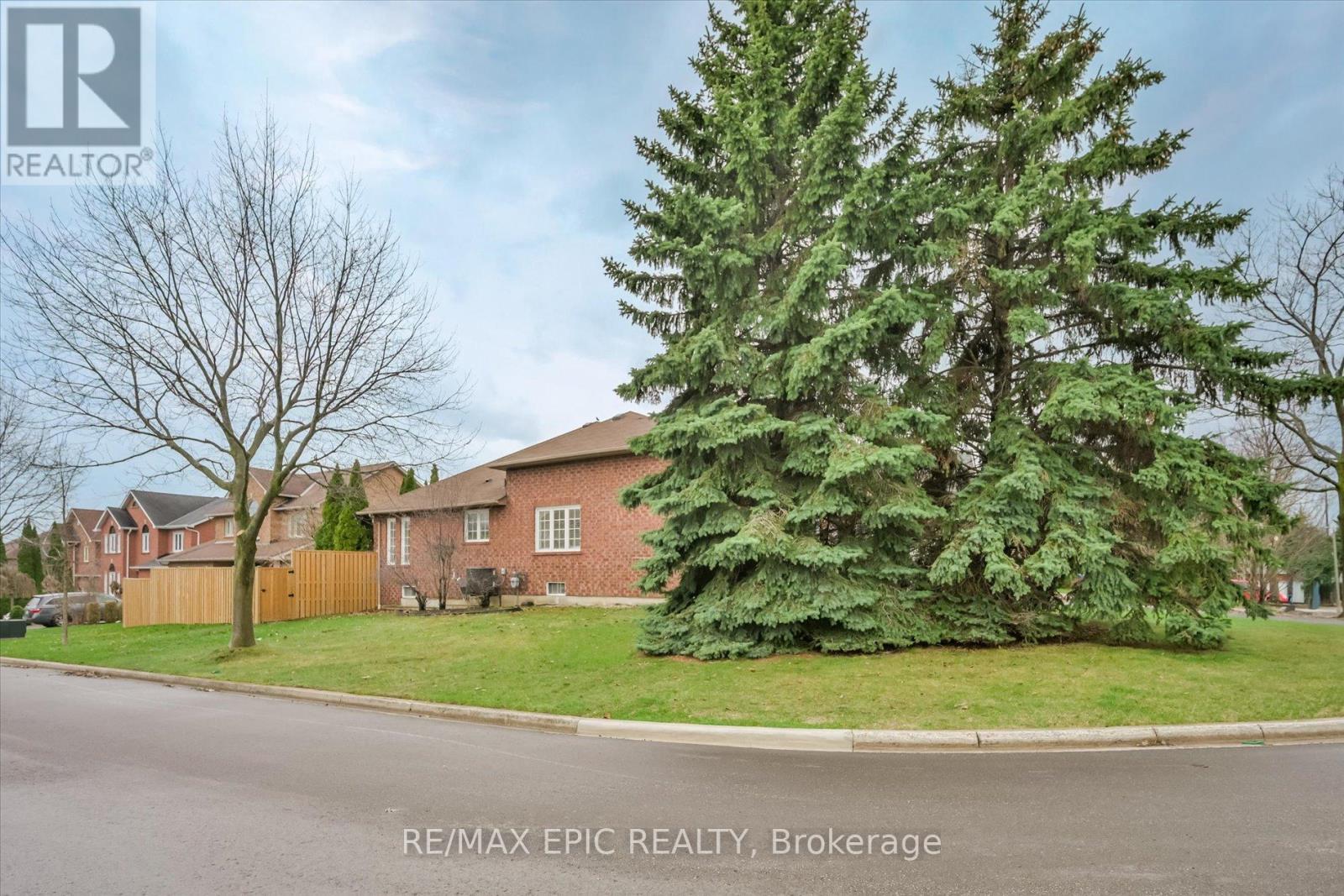 33 Emmett Place, Whitby, Ontario  L1R 2B4 - Photo 3 - E13023274