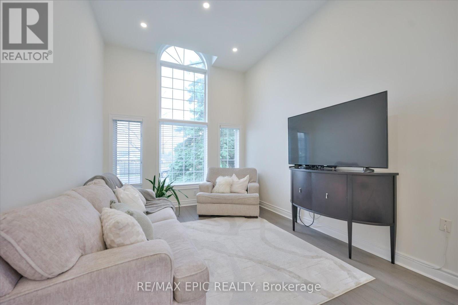 33 Emmett Place, Whitby, Ontario  L1R 2B4 - Photo 9 - E13023274