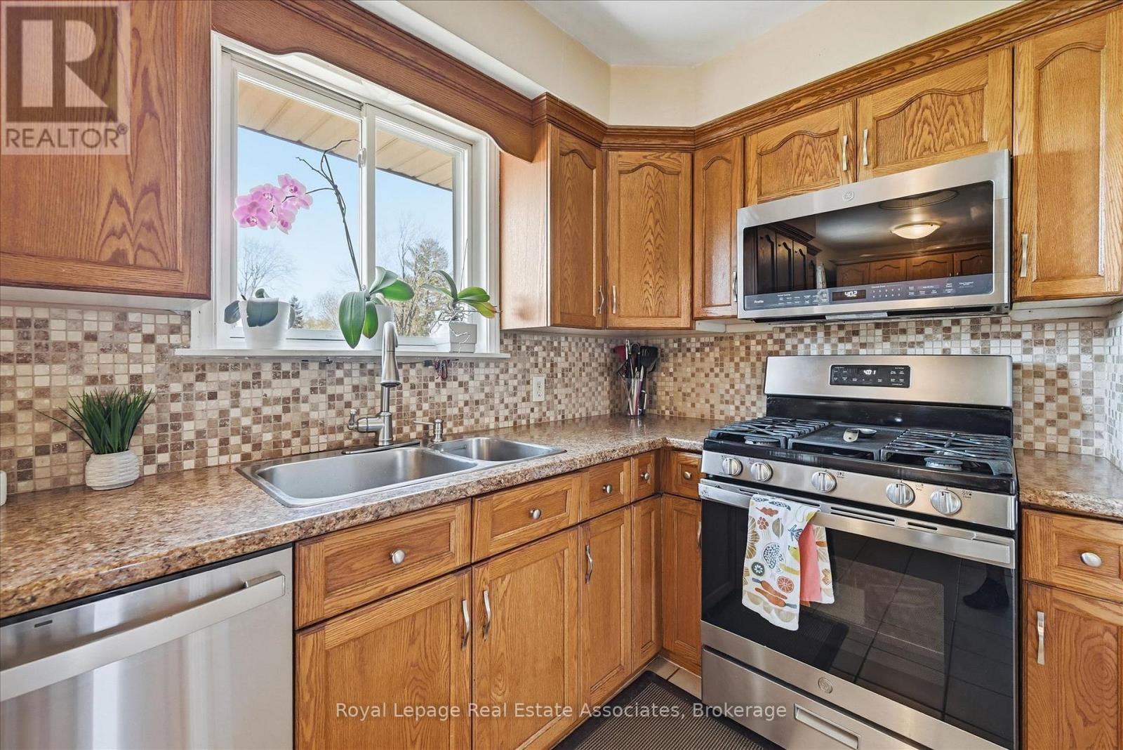 1131 Stanley Drive, Burlington, Ontario  L7P 2K6 - Photo 8 - W13023248