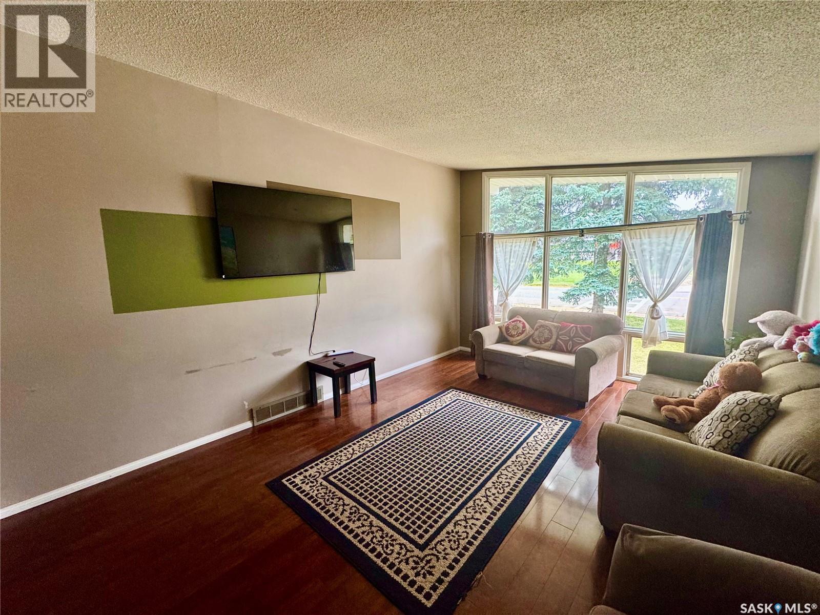 545 5th Street N, Weyburn, Saskatchewan  S4H 0Z9 - Photo 2 - SK033503