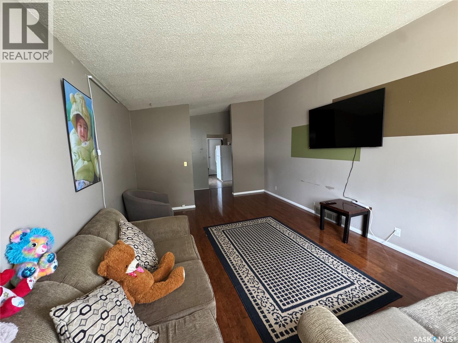 545 5th Street N, Weyburn, Saskatchewan  S4H 0Z9 - Photo 3 - SK033503