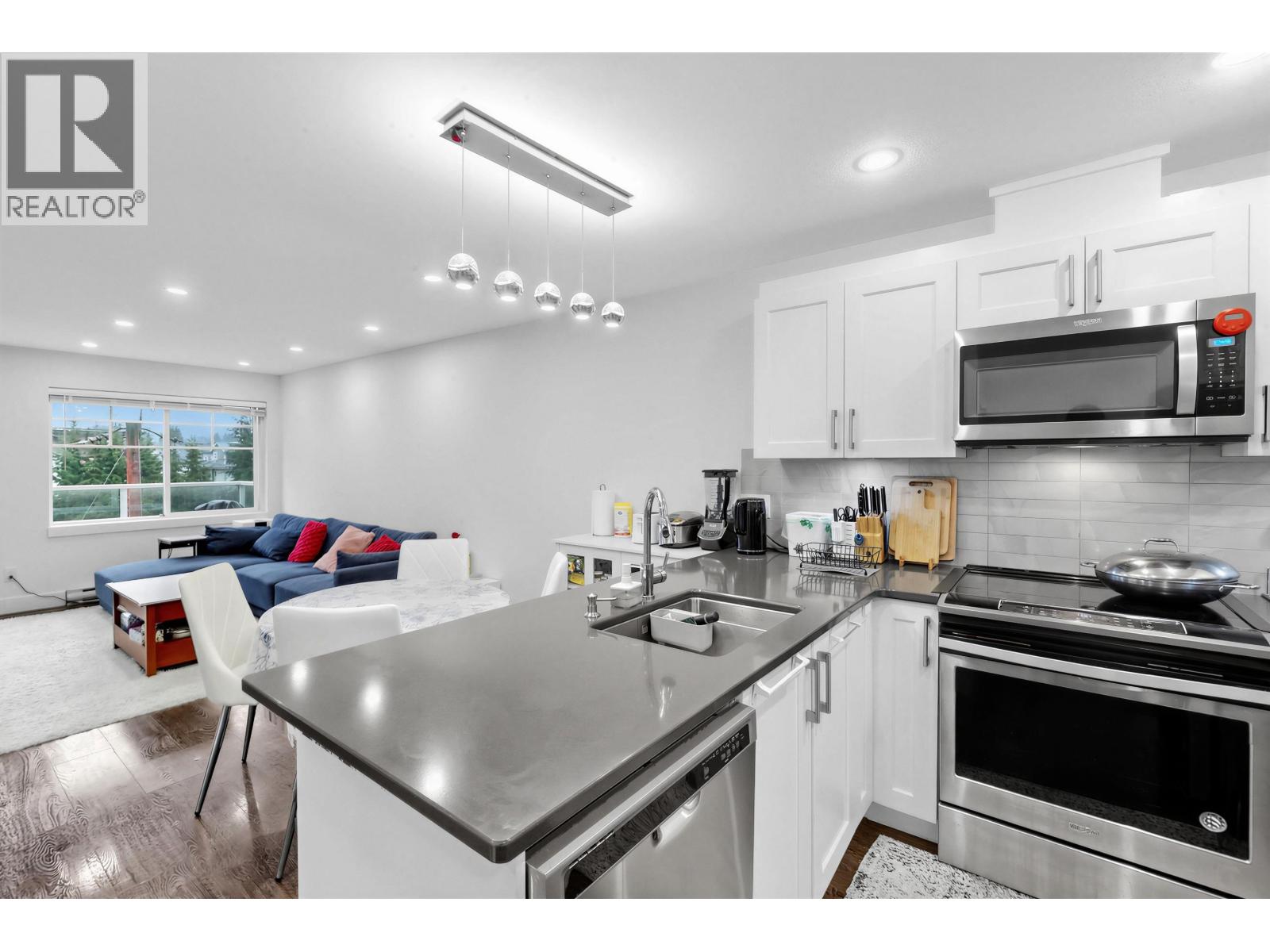 401 1990 Westminster Avenue, Port Coquitlam, British Columbia  V3B 1E8 - Photo 3 - R3113754