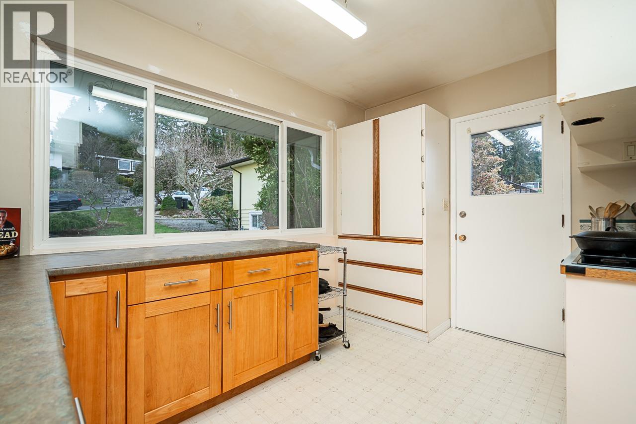 320 Seaforth Crescent, Coquitlam, British Columbia  V3K 2M4 - Photo 5 - R3113242