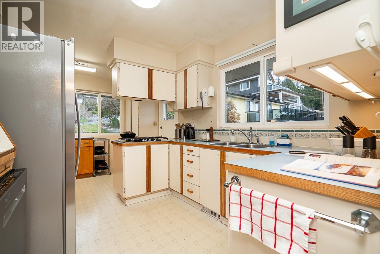 320 Seaforth Crescent, Coquitlam, British Columbia  V3K 2M4 - Photo 12 - R3113242