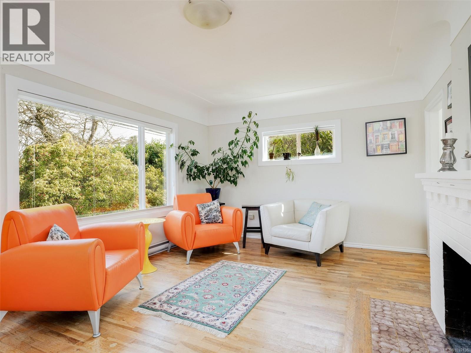 2430 Foul Bay Rd, Saanich, British Columbia  V8R 5A9 - Photo 2 - 1032136