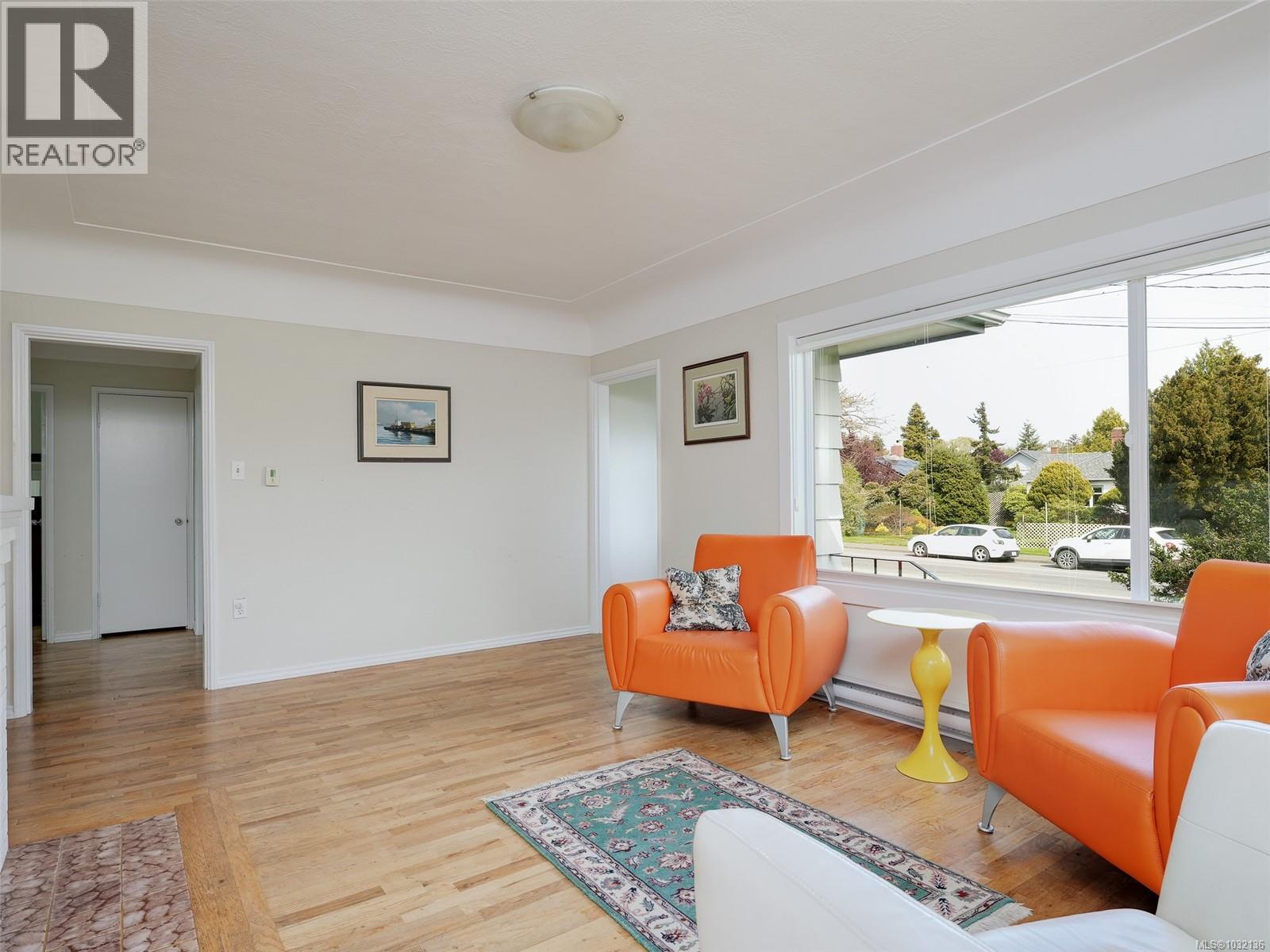 2430 Foul Bay Rd, Saanich, British Columbia  V8R 5A9 - Photo 4 - 1032136