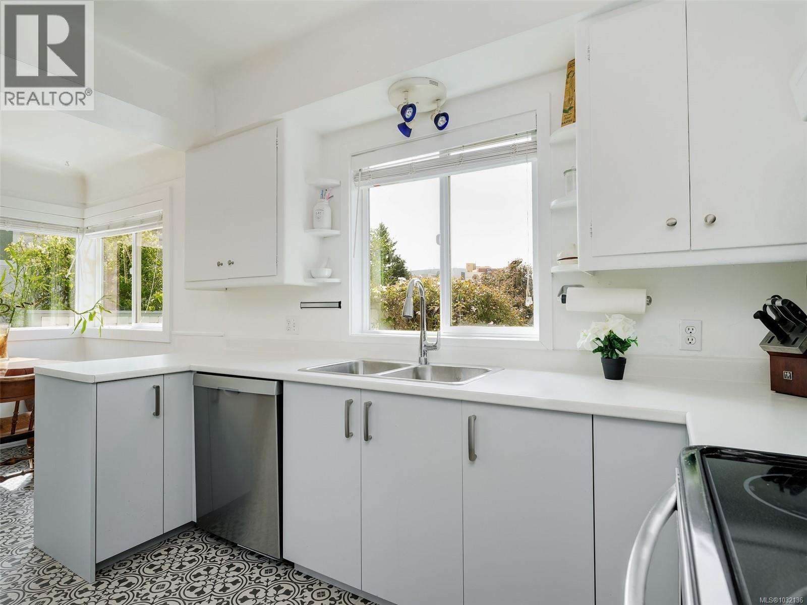 2430 Foul Bay Rd, Saanich, British Columbia  V8R 5A9 - Photo 5 - 1032136