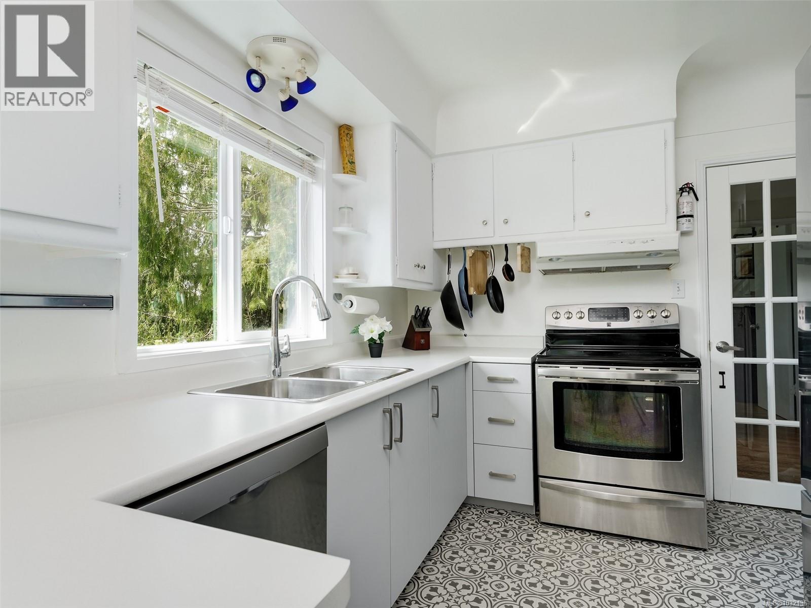 2430 Foul Bay Rd, Saanich, British Columbia  V8R 5A9 - Photo 6 - 1032136