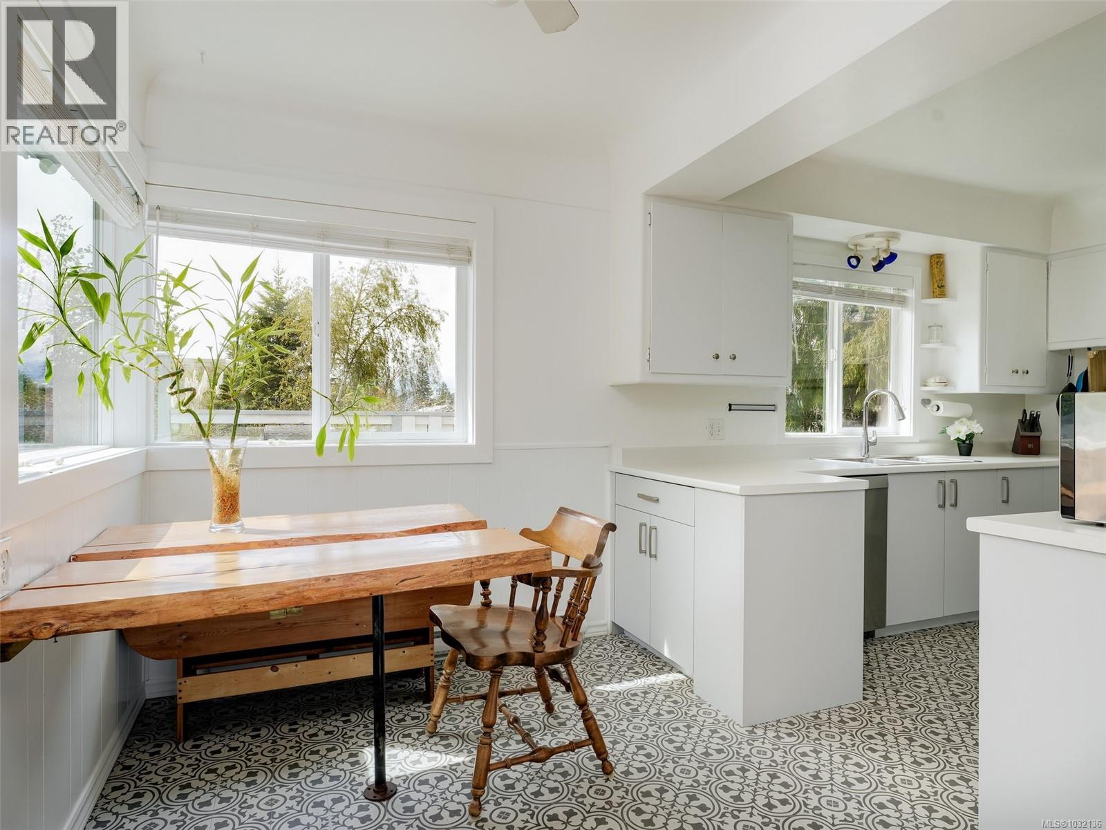 2430 Foul Bay Rd, Saanich, British Columbia  V8R 5A9 - Photo 7 - 1032136