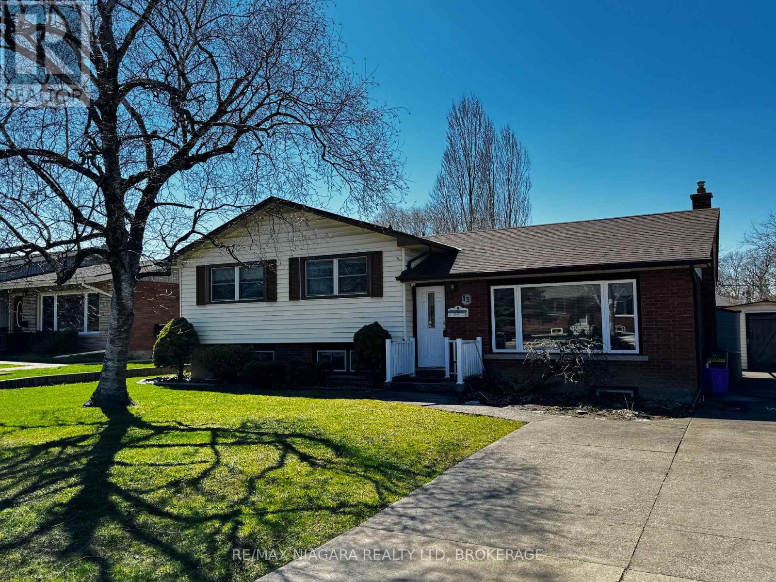 15 Collier Road N, Thorold, Ontario  L2V 2W8 - Photo 2 - X13023250