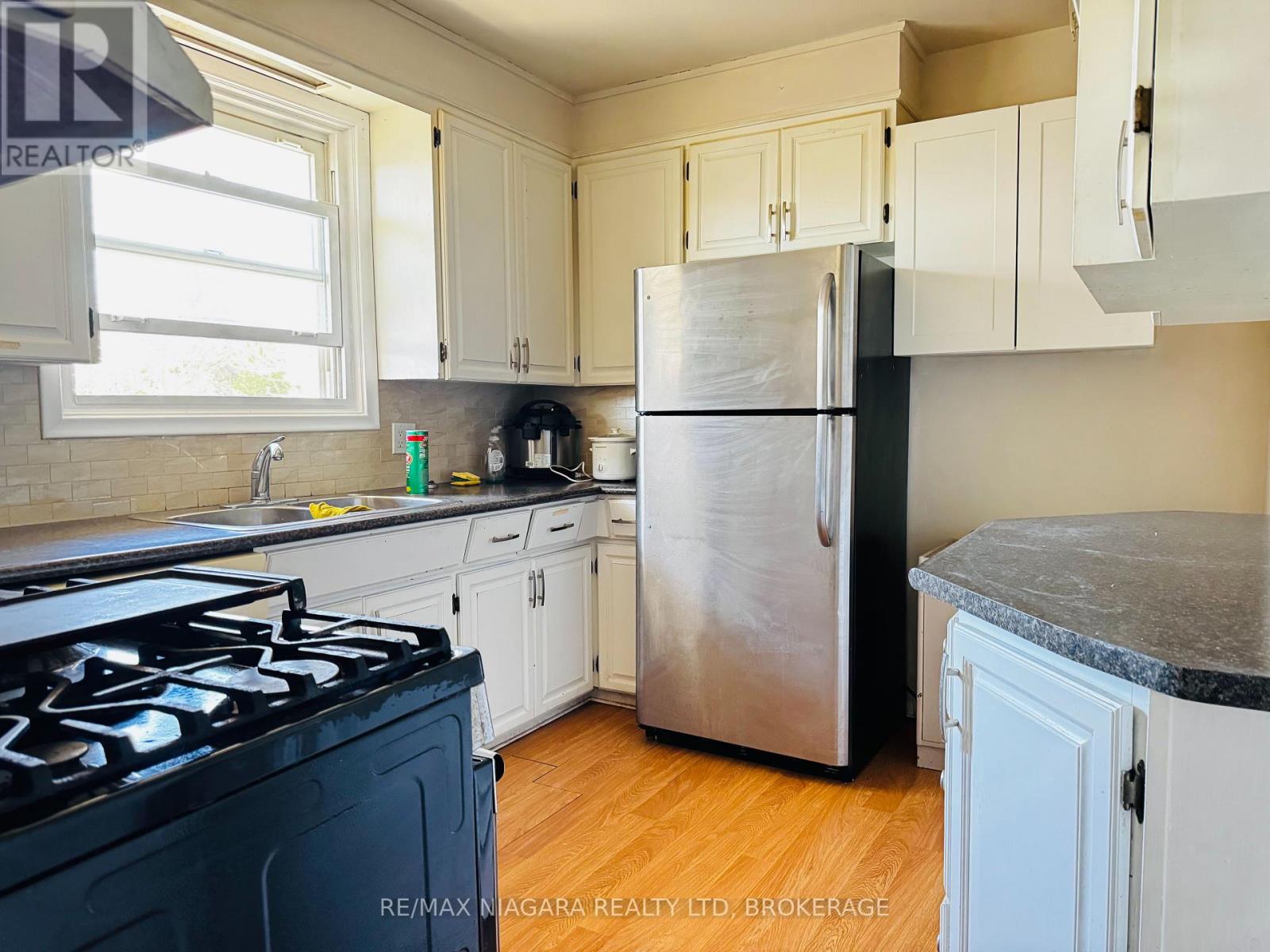 15 Collier Road N, Thorold, Ontario  L2V 2W8 - Photo 4 - X13023250