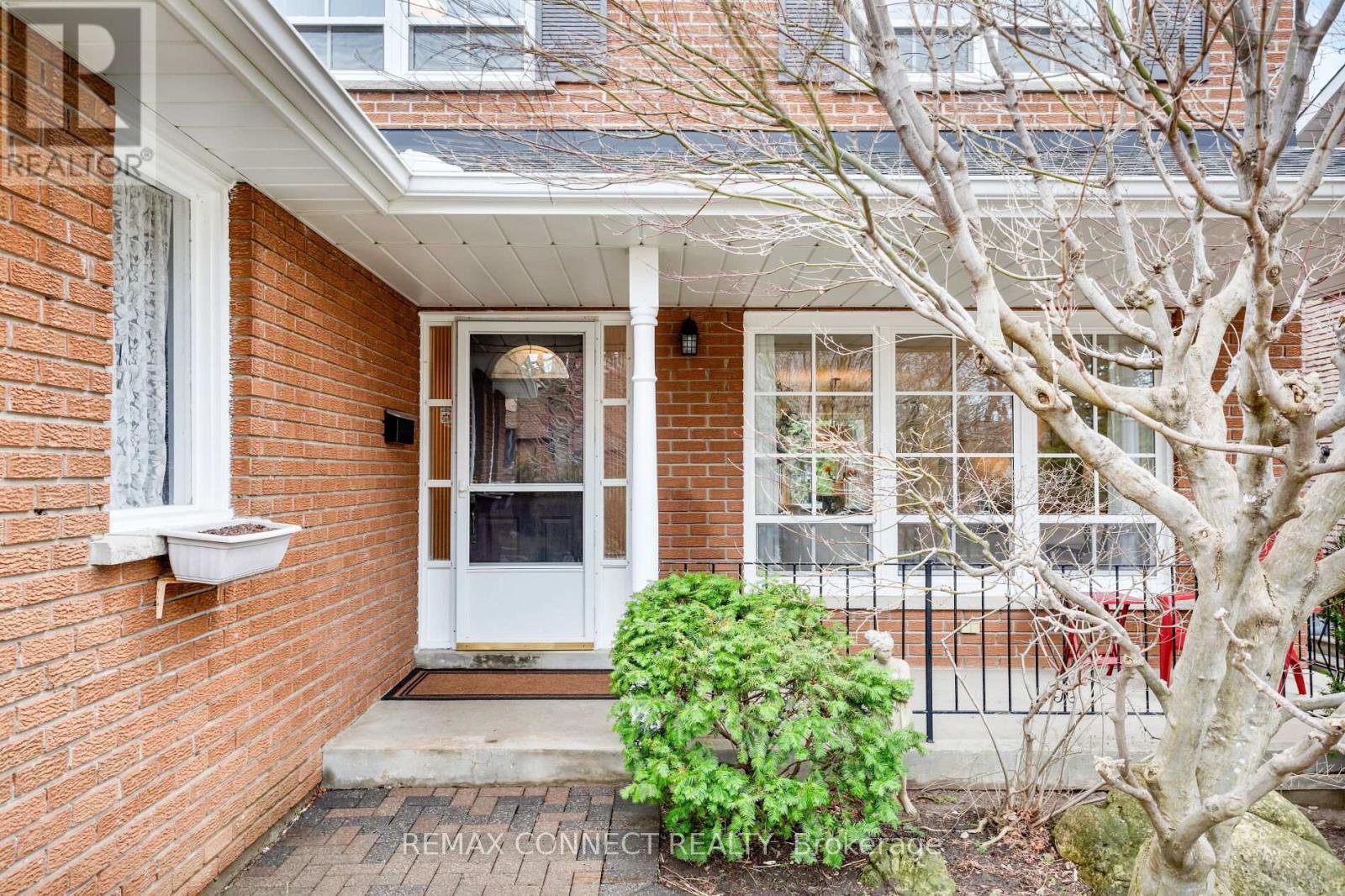 16 Shadberry Drive, Toronto, Ontario  M2H 3C8 - Photo 4 - C13023344