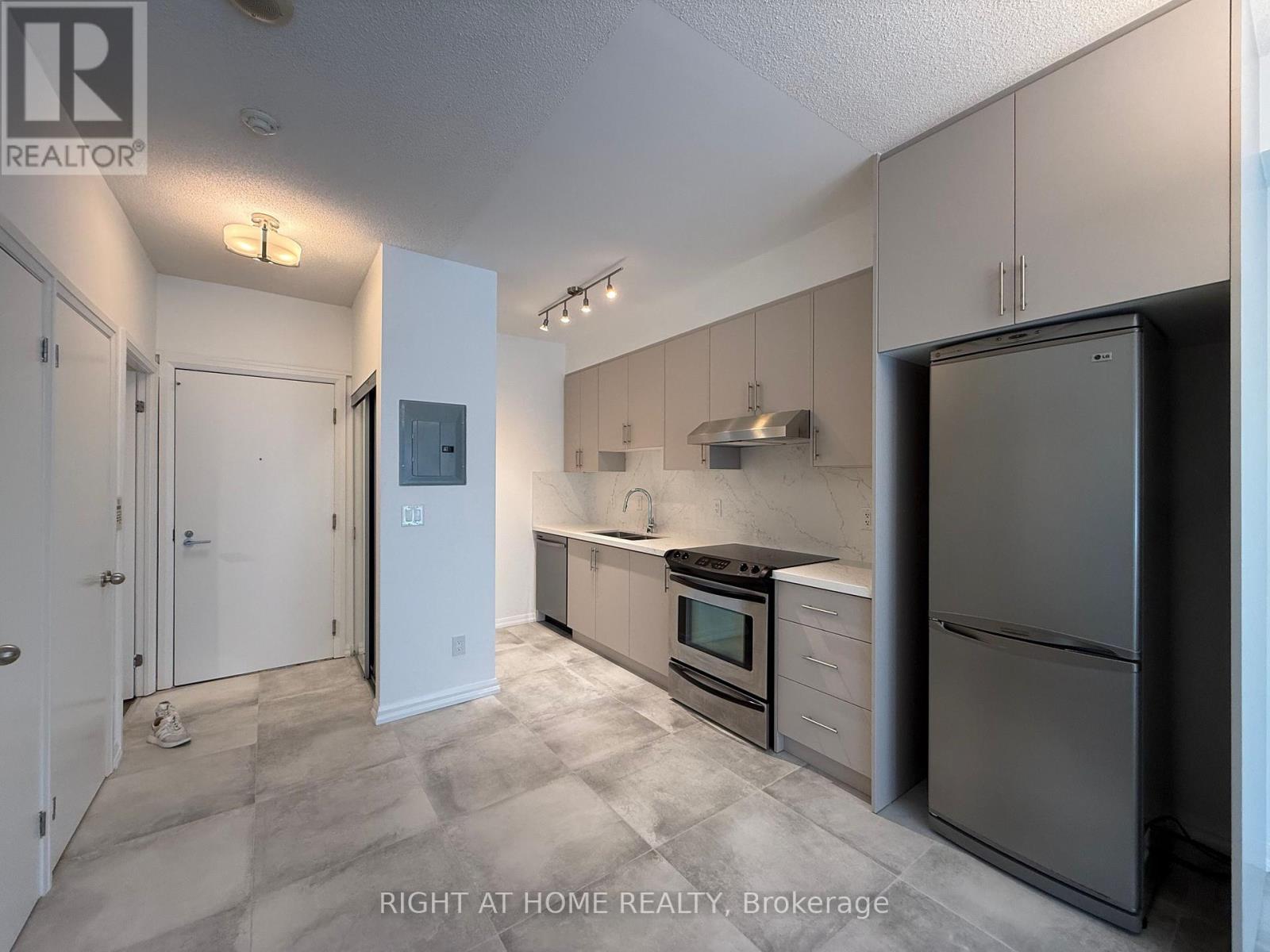 1118 - 111 Elizabeth Street, Toronto, Ontario  M5G 1P7 - Photo 2 - C13023352